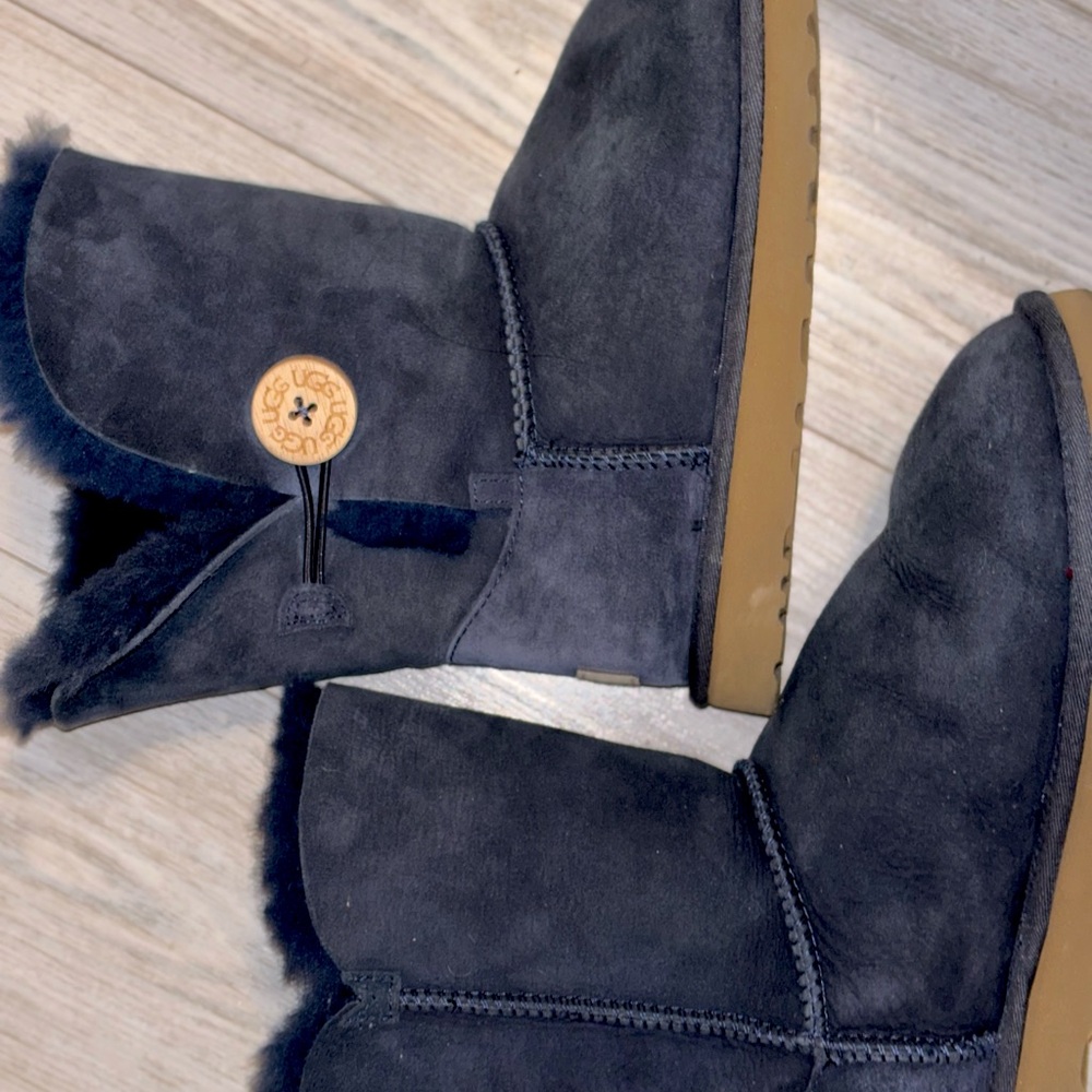 RARE* Navy blue Bailey button Uggs -